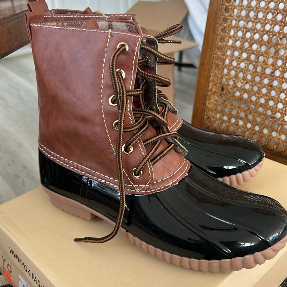 Women’s Yoki Dylan Black Duck Boot sz8
New w
